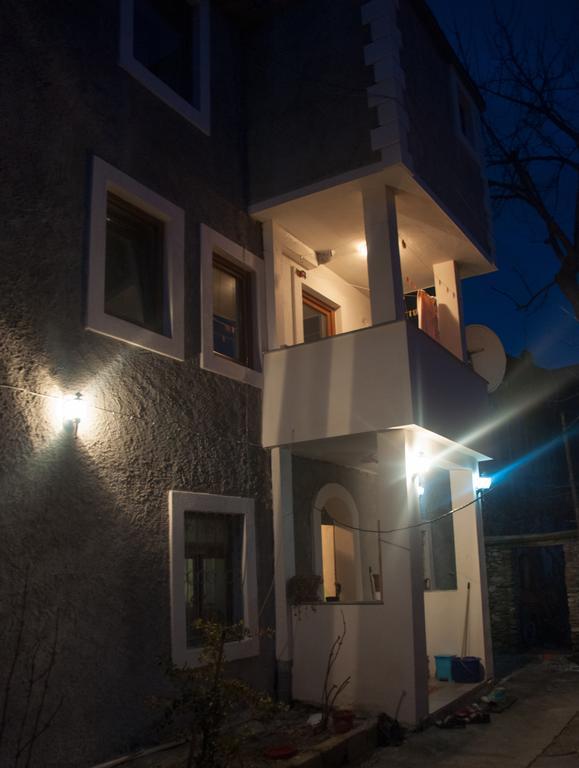 Aste Guesthouse Tropoje Esterno foto