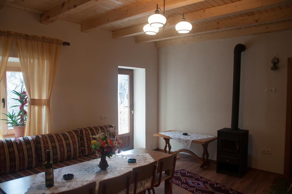Aste Guesthouse Tropoje Esterno foto