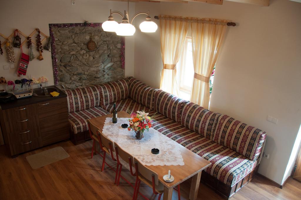 Aste Guesthouse Tropoje Esterno foto