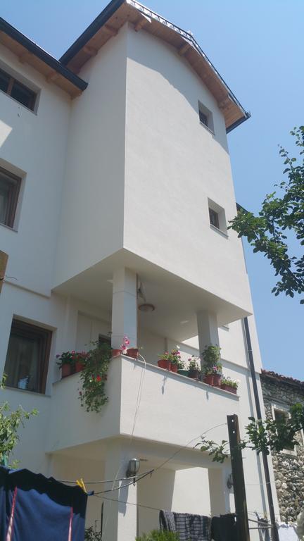 Aste Guesthouse Tropoje Esterno foto