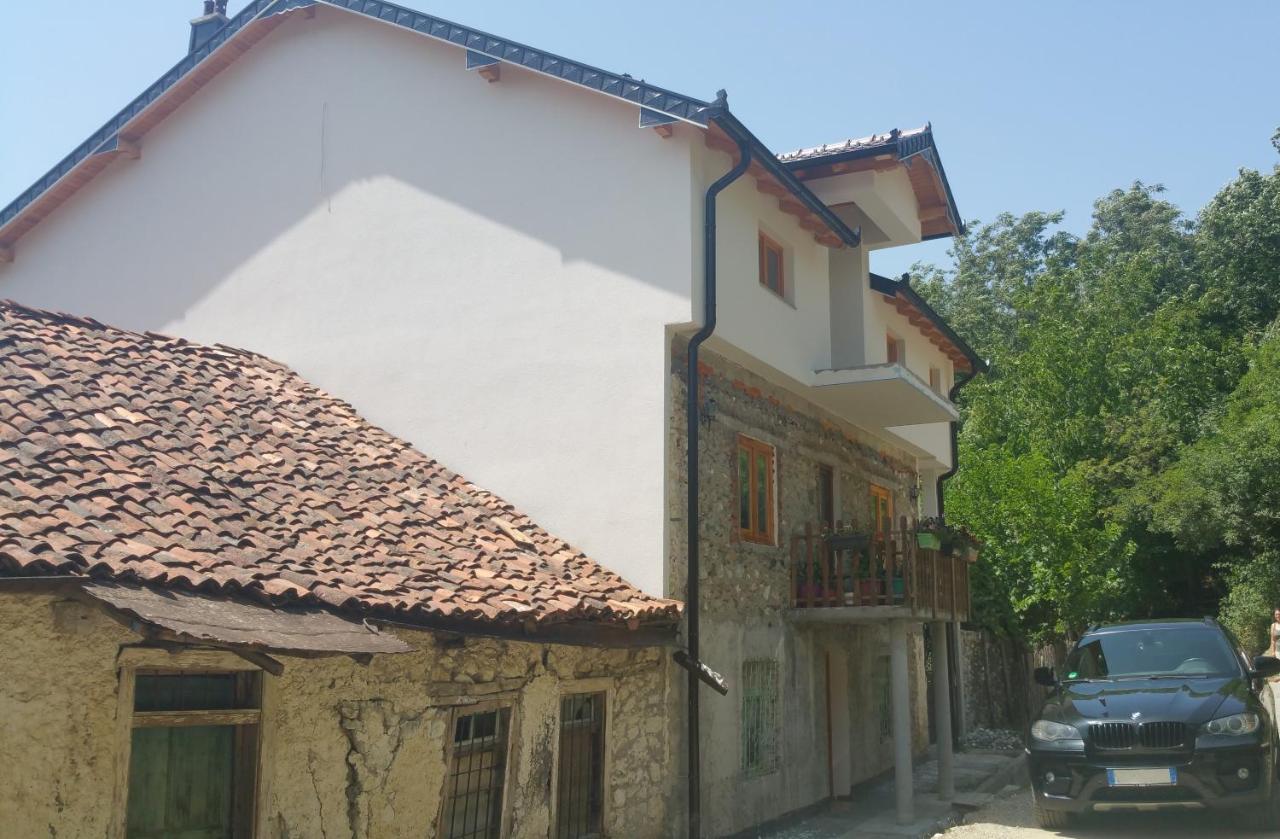Aste Guesthouse Tropoje Esterno foto
